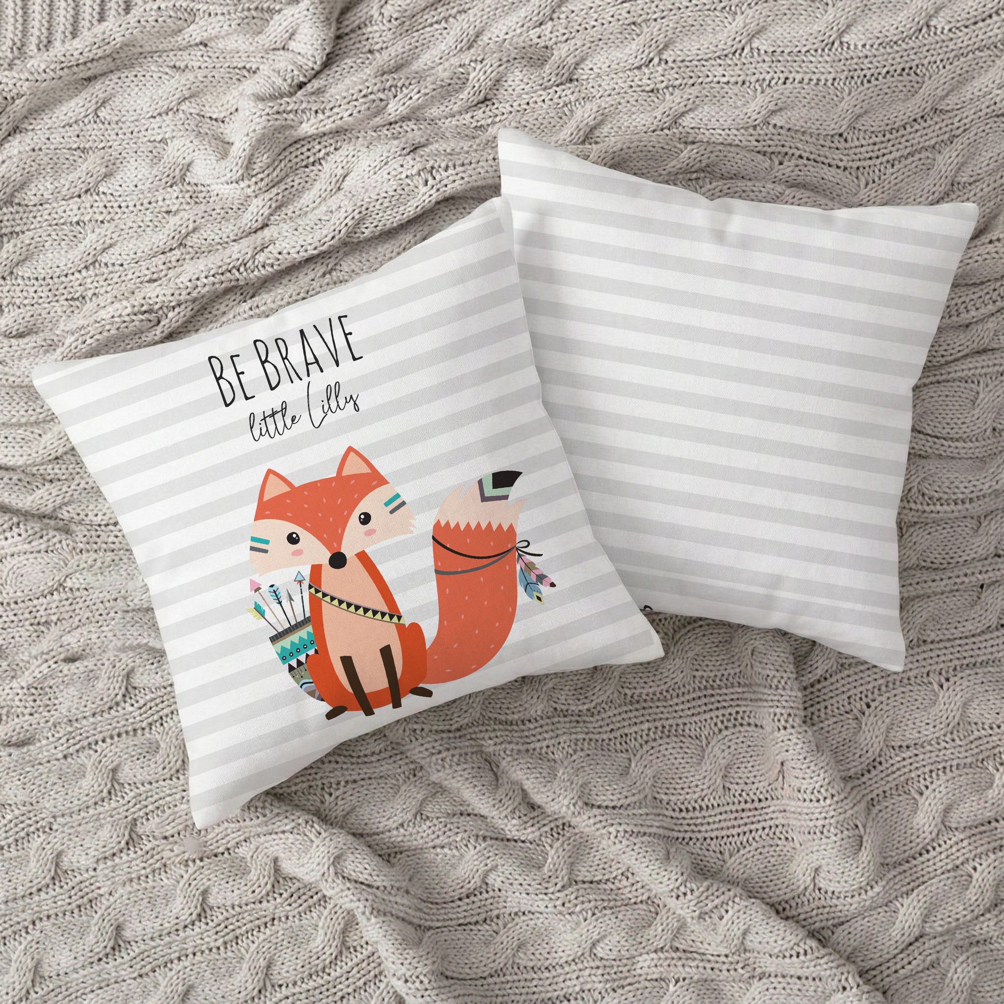 Kissen inklusive Innenkissen mit Namen oder Text personalisierbar im Design Bebrave Fuchs in grau in zwei Größen 