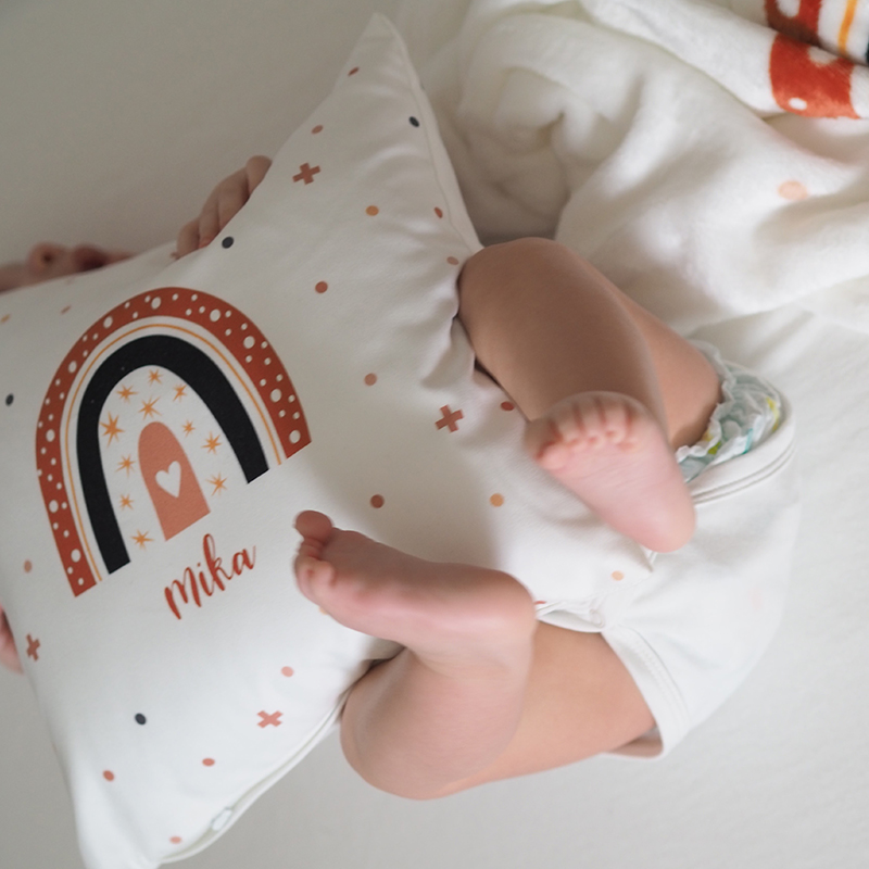 Regenbogen Kreuze - Kinderkissen mit Namen