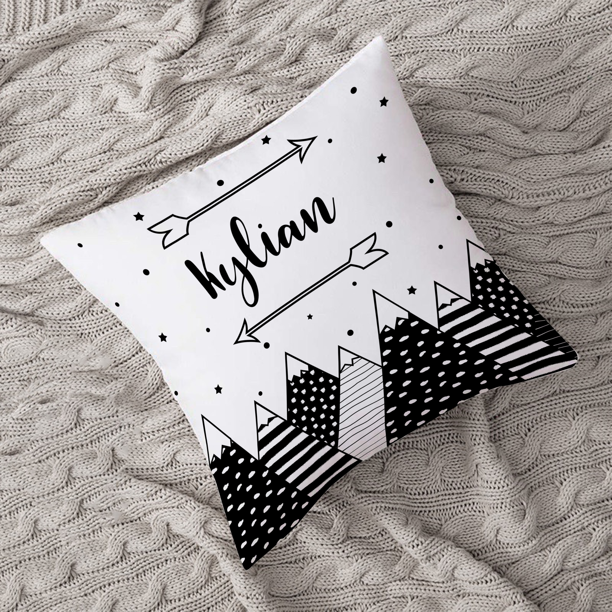 Kissen inklusive Innenkissen mit Namen oder Text personalisierbar im Design Wild child white in zwei Größen 