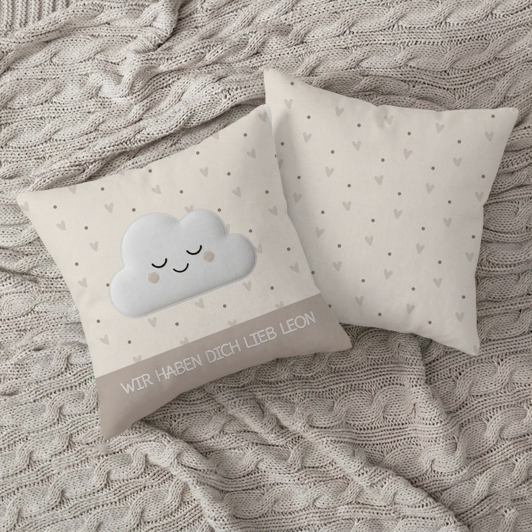 Personalisiertes Kissen „Schlummer-Wolke“ – Kuschelweich in Stick-Optik