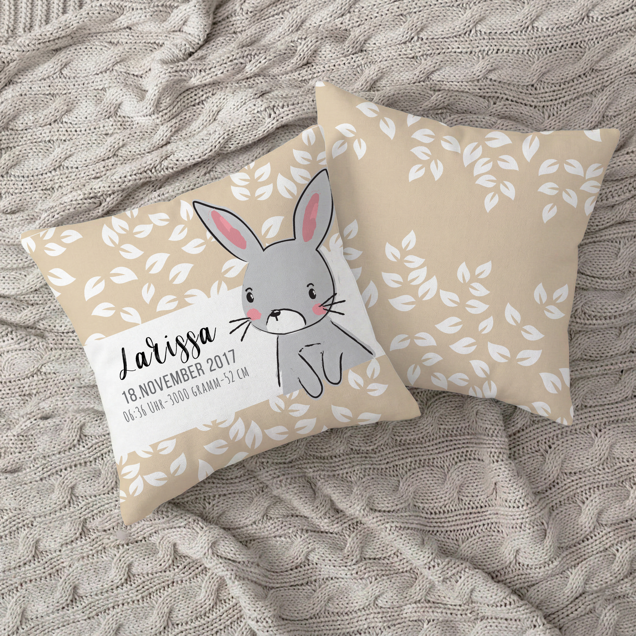 Kissen inklusive Innenkissen mit Namen oder Text personalisierbar im Design Hase mit Blätter in zwei Größen 