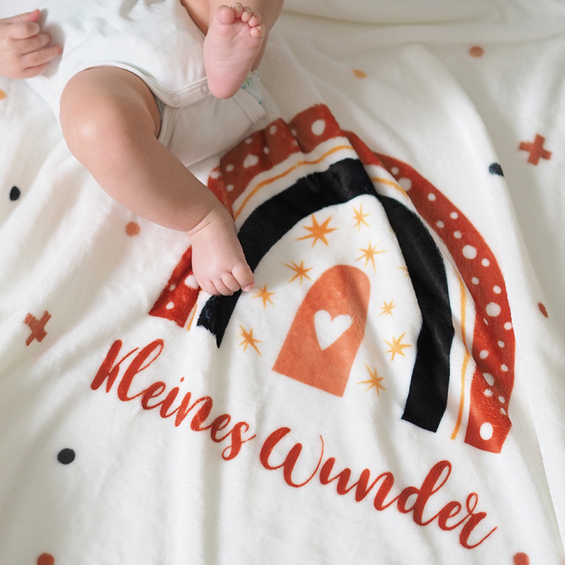 Flauschige Kuscheldecke 75x100 cm mit Namen oder Text personalisierbar im Design Regenbogen Kreuze