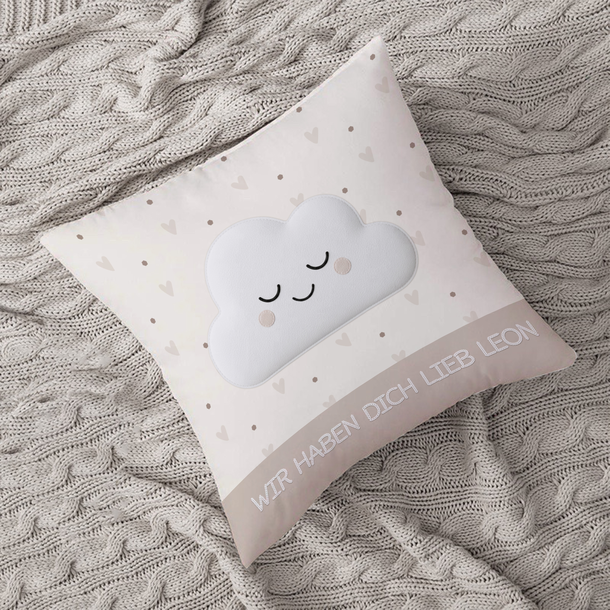Personalisiertes Kissen „Schlummer-Wolke“ – Kuschelweich in Stick-Optik