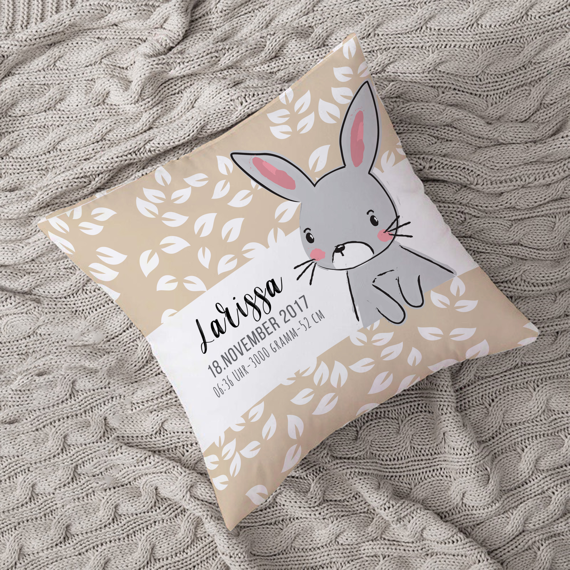 Kissen inklusive Innenkissen mit Namen oder Text personalisierbar im Design Hase mit Blätter in zwei Größen 